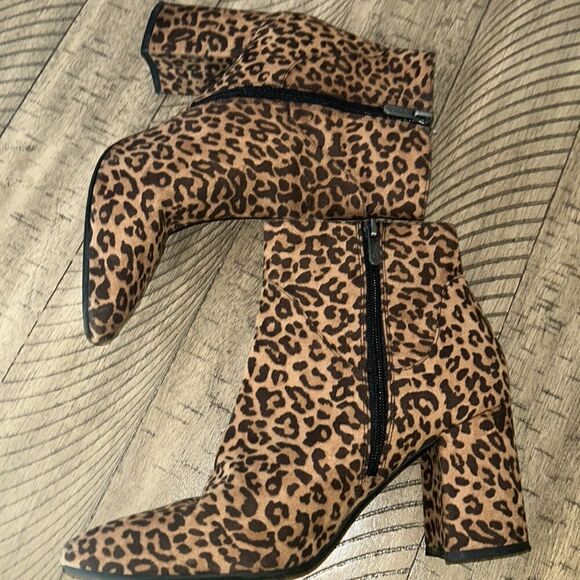 Circus’ 🎪 Leopard 🐆 Print Fabric Side Zip Boots 👢comfy covered stacked heel - Picture 3 of 17